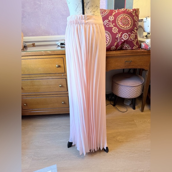 Elegant Pleated Maxi Skirt in Light Pink - Picture 6 of 11